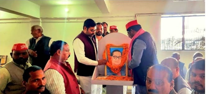 सपा नेताओं ने बाबा साहब को किया नमन सपा नेताओं ने बाबा साहब को किया नमन