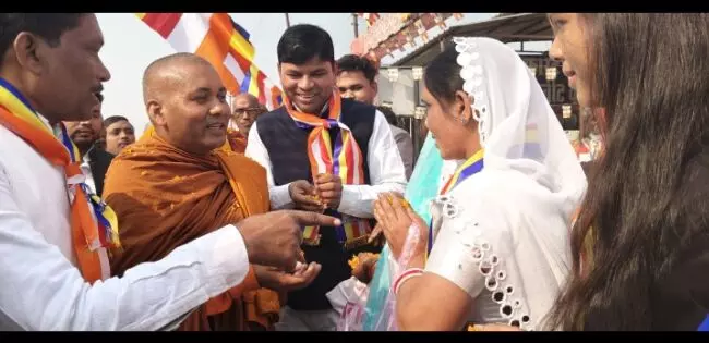 धम्म चारिका यात्रा- जनकल्याण के लिए 200 बौद्ध भिक्षुओं का दल सारनाथ से कुशीनगर पहुंचा धम्म चारिका यात्रा- जनकल्याण के लिए 200 बौद्ध भिक्षुओं का दल सारनाथ से कुशीनगर पहुंचा