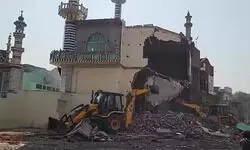 नूरी जामा मस्जिद पर कार्रवाई, जेसीबी से तोड़ा गया एक हिस्सा, 300 मीटर की दुकानें बंद… नूरी जामा मस्जिद पर कार्रवाई, जेसीबी से तोड़ा गया एक हिस्सा, 300 मीटर की दुकानें बंद…