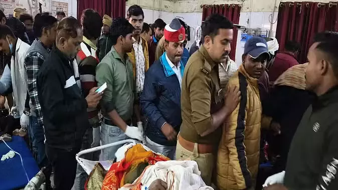 हाथरस में कंटेनर और मैक्स की टक्कर में सात की मौत, 13 घायल हाथरस में कंटेनर और मैक्स की टक्कर में सात की मौत, 13 घायल