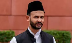 सपा सांसद जियाउर रहमान बर्क की बढ़ी मुश्किलें, मकान पर लटकी बुलडोजर एक्शन की तलवार सपा सांसद जियाउर रहमान बर्क की बढ़ी मुश्किलें, मकान पर लटकी बुलडोजर एक्शन की तलवार