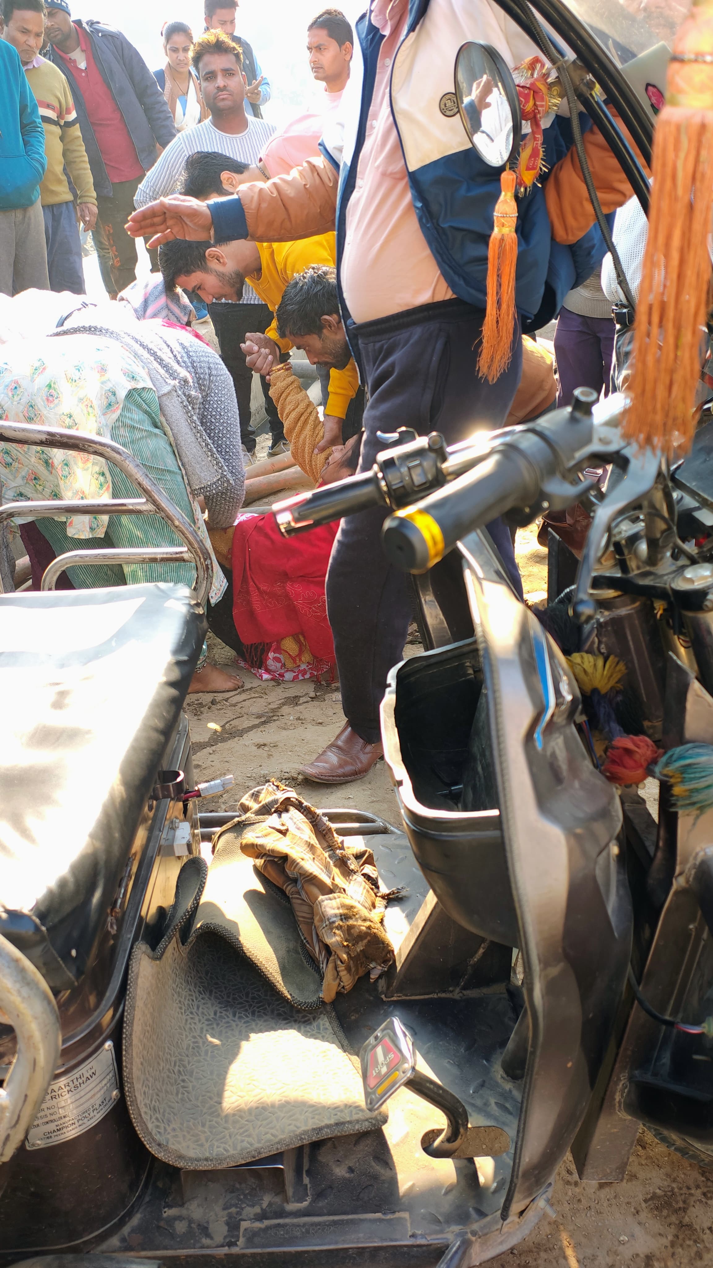 अयोध्या में ई रिक्शा पलटने से तीन यात्री घायल ....