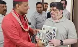 परिवहन मंत्री पोन्नम से मिले दीपक परिवहन मंत्री पोन्नम से मिले दीपक