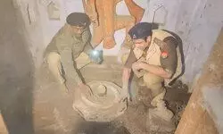 рд╕рдВрднрд▓ рдореЗрдВ 46 рд╕рд╛рд▓ рдмрд╛рдж рдЦреБрд▓рд╛ рдордВрджрд┐рд░, рдкреБрд▓рд┐рд╕рдХрд░реНрдорд┐рдпреЛрдВ рдиреЗ рд╢рд┐рд╡рд▓рд┐рдВрдЧ рд╕рд╛рдл рдХрд┐рдпрд╛, рдЦреБрджрд╛рдИ рдореЗрдВ рдкреНрд░рд╛рдЪреАрди рдХреБрдЖрдВ рднреА рдорд┐рд▓рд╛ рд╕рдВрднрд▓ рдореЗрдВ 46 рд╕рд╛рд▓ рдмрд╛рдж рдЦреБрд▓рд╛ рдордВрджрд┐рд░, рдкреБрд▓рд┐рд╕рдХрд░реНрдорд┐рдпреЛрдВ рдиреЗ рд╢рд┐рд╡рд▓рд┐рдВрдЧ рд╕рд╛рдл рдХрд┐рдпрд╛, рдЦреБрджрд╛рдИ рдореЗрдВ рдкреНрд░рд╛рдЪреАрди рдХреБрдЖрдВ рднреА рдорд┐рд▓рд╛