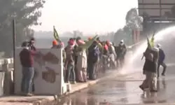 рджрд┐рд▓реНрд▓реА рдЖрдиреЗ рдкрд░ рдЕрдбрд╝реЗ рдХрд┐рд╕рд╛рди, рдкреБрд▓рд┐рд╕ рдиреЗ рд░реЛрдХрдиреЗ рдХреЗ рд▓рд┐рдП рдХрд┐рдпрд╛ рд╡рд╛рдЯрд░ рдХреИрдирди рдХрд╛ рдЗрд╕реНрддреЗрдорд╛рд▓ рджрд┐рд▓реНрд▓реА рдЖрдиреЗ рдкрд░ рдЕрдбрд╝реЗ рдХрд┐рд╕рд╛рди, рдкреБрд▓рд┐рд╕ рдиреЗ рд░реЛрдХрдиреЗ рдХреЗ рд▓рд┐рдП рдХрд┐рдпрд╛ рд╡рд╛рдЯрд░ рдХреИрдирди рдХрд╛ рдЗрд╕реНрддреЗрдорд╛рд▓