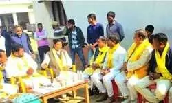 दुखी परिवार से मिले अरविंद राजभर दुखी परिवार से मिले अरविंद राजभर