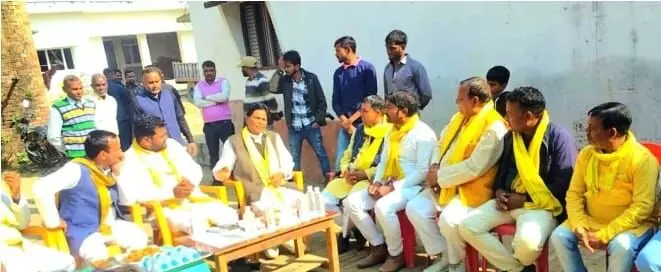 दुखी परिवार से मिले अरविंद राजभर दुखी परिवार से मिले अरविंद राजभर