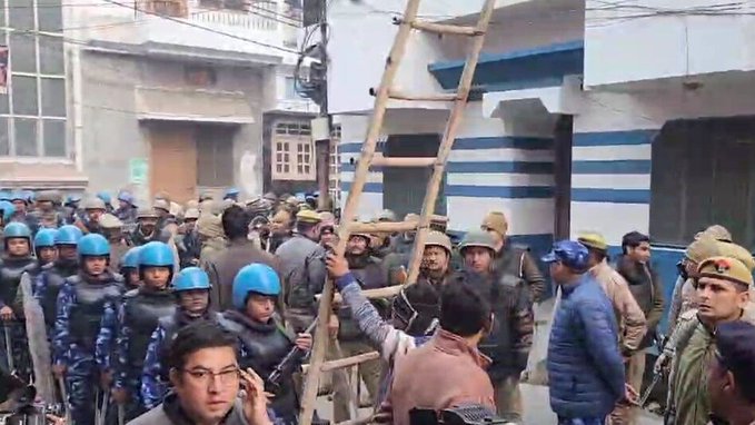 संभल सांसद बर्क के घर पहुंची बिजली विभाग की टीम, घर के बाहर भारी सुरक्षा संभल सांसद बर्क के घर पहुंची बिजली विभाग की टीम, घर के बाहर भारी सुरक्षा