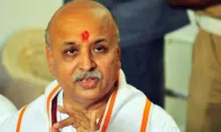 फल-सब्जी लेंगे हिंदू से, बाल कटवाएंगे हिंदू से... प्रवीण तोगड़िया ने दिलाई शपथ, कहा- तेरा क्या होगा कालिया?