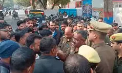 बारांबकी में महिला लेखपालों पर युवकों की नीयत डोल गई। भरी तहसील में मनचले युवकों ने छेड़छाड़ कर दी। इससे लोग भड़क उठे बारांबकी में महिला लेखपालों पर युवकों की नीयत डोल गई। भरी तहसील में मनचले युवकों ने छेड़छाड़ कर दी। इससे लोग भड़क उठे