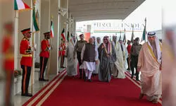 पीएम मोदी दो दिन की यात्रा पर कुवैत पहुंचे, गर्मजोशी से किया गया स्वागत पीएम मोदी दो दिन की यात्रा पर कुवैत पहुंचे, गर्मजोशी से किया गया स्वागत