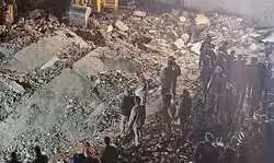 मोहाली में पांच मंजिला इमारत भरभराकर गिर गई, मलबे के नीचे 10 से ज्यादा लोग दब गए हैं