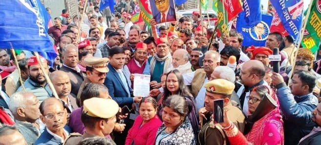 बाबा साहब के सम्मान में सपा कार्यकर्ता उतरे मैदान में बाबा साहब के सम्मान में सपा कार्यकर्ता उतरे मैदान में