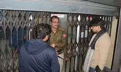 लखनऊ: 42 लॉकर तोड़कर बैंक में करोड़ों की चोरी, सवाल यह कि गार्ड क्यों नहीं था, तार कटने पर नहीं बजा अलार्म लखनऊ: 42 लॉकर तोड़कर बैंक में करोड़ों की चोरी, सवाल यह कि गार्ड क्यों नहीं था, तार कटने पर नहीं बजा अलार्म