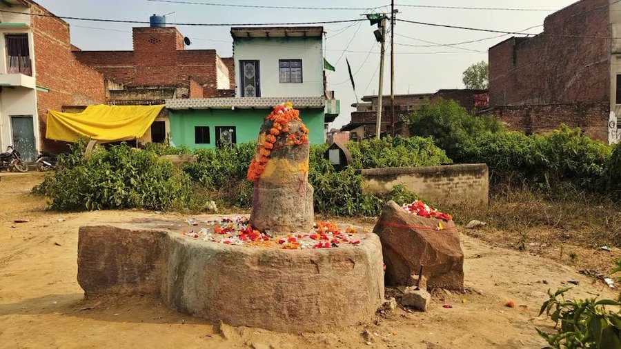 जौनपुर: कब्रिस्तान के बीचो-बीच मिला शिवलिंग? हिंदू पक्ष का दावा- 150 साल है पुराना जौनपुर: कब्रिस्तान के बीचो-बीच मिला शिवलिंग? हिंदू पक्ष का दावा- 150 साल है पुराना