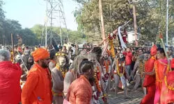 मुगलों से ही नहीं अंग्रेजों से भी ली टक्कर, जानें देश के सबसे बड़े जूना अखाड़े का इतिहास मुगलों से ही नहीं अंग्रेजों से भी ली टक्कर, जानें देश के सबसे बड़े जूना अखाड़े का इतिहास