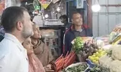 सब्जी मंडी पहुंचे राहुल गांधी, लहसुन 40 से 400 पहुंच गया सब्जी मंडी पहुंचे राहुल गांधी, लहसुन 40 से 400 पहुंच गया