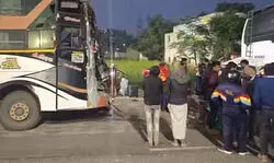 वाराणसी में श्रद्धालुओं से भरी बस और ट्रक में टक्कर, चीख-पुकार सुन दाैड़े लोग; घायलों को भेजा गया अस्पताल वाराणसी में श्रद्धालुओं से भरी बस और ट्रक में टक्कर, चीख-पुकार सुन दाैड़े लोग; घायलों को भेजा गया अस्पताल