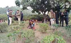 संसद भवन के पास सुसाइड की कोशिश, शख्स ने खुद को लगाई आग संसद भवन के पास सुसाइड की कोशिश, शख्स ने खुद को लगाई आग