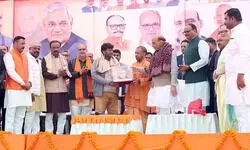 लखनऊ : कुड़ियाघाट पर पूर्व पीएम अटल जी की प्रतिमा का हुआ अनावरण, मौजूद रहे रक्षामंत्री व मुख्यमंत्री लखनऊ : कुड़ियाघाट पर पूर्व पीएम अटल जी की प्रतिमा का हुआ अनावरण, मौजूद रहे रक्षामंत्री व मुख्यमंत्री