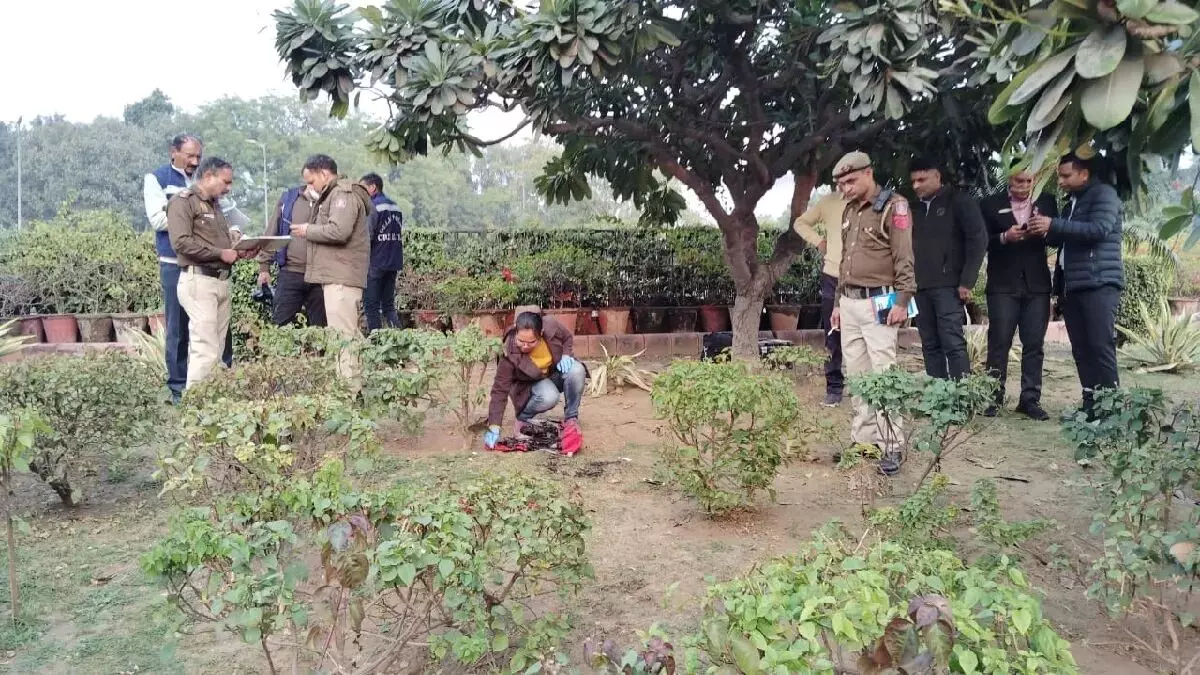 संसद भवन के पास सुसाइड की कोशिश, शख्स ने खुद को लगाई आग संसद भवन के पास सुसाइड की कोशिश, शख्स ने खुद को लगाई आग