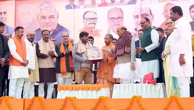 लखनऊ : कुड़ियाघाट पर पूर्व पीएम अटल जी की प्रतिमा का हुआ अनावरण, मौजूद रहे रक्षामंत्री व मुख्यमंत्री लखनऊ : कुड़ियाघाट पर पूर्व पीएम अटल जी की प्रतिमा का हुआ अनावरण, मौजूद रहे रक्षामंत्री व मुख्यमंत्री