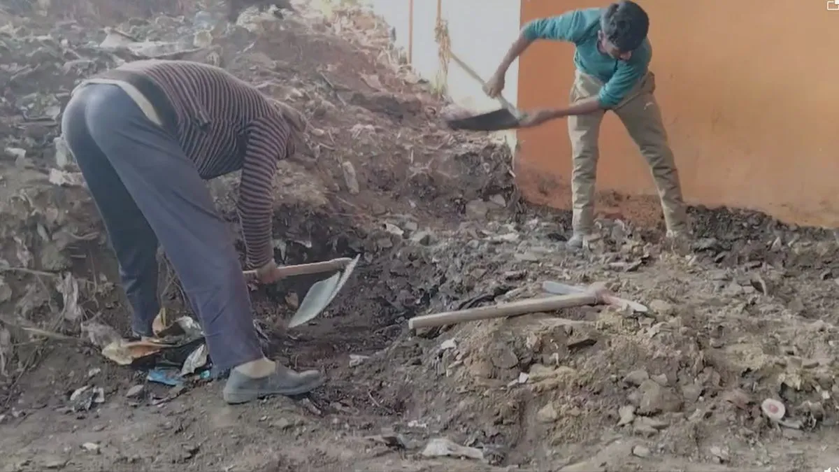 संभल में जामा मस्जिद से करीब 300 मीटर की दूरी पर मिला ऐतिहासिक कुआं, खुदाई जारी संभल में जामा मस्जिद से करीब 300 मीटर की दूरी पर मिला ऐतिहासिक कुआं, खुदाई जारी