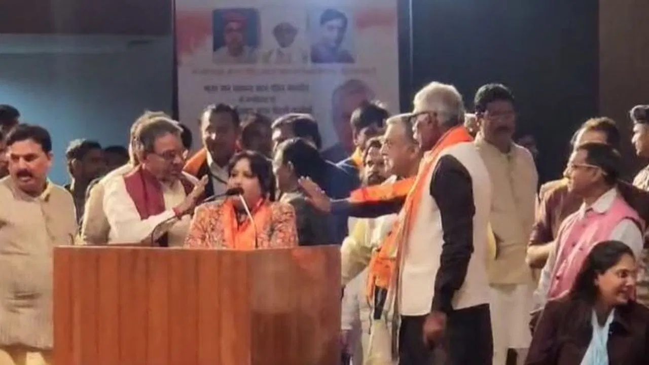 ईश्वर-अल्लाह तेरो नाम… गाने वाली सिंगर देवी ने मांगी माफी ईश्वर-अल्लाह तेरो नाम… गाने वाली सिंगर देवी ने मांगी माफी
