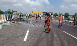 рдЙрдиреНрдирд╛рд╡ : рдЖрдЧрд░рд╛-рд▓рдЦрдирдК рдПрдХреНрд╕рдкреНрд░реЗрд╕-рд╡реЗ рдкрд░ рдбрд┐рд╡рд╛рдЗрдбрд░ рд╕реЗ рдЯрдХрд░рд╛рдХрд░ рдкрд▓рдЯрд╛ рд▓реЛрдбрд░, 18 рдШрд╛рдпрд▓ рдЙрдиреНрдирд╛рд╡ : рдЖрдЧрд░рд╛-рд▓рдЦрдирдК рдПрдХреНрд╕рдкреНрд░реЗрд╕-рд╡реЗ рдкрд░ рдбрд┐рд╡рд╛рдЗрдбрд░ рд╕реЗ рдЯрдХрд░рд╛рдХрд░ рдкрд▓рдЯрд╛ рд▓реЛрдбрд░, 18 рдШрд╛рдпрд▓