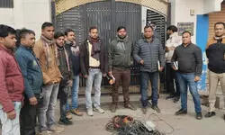 मोहल्ला कुरेशियान और जारई गेट में जब पहुंची बिजली विभाग की टीम, तो मच गई खलबली; संभल के 11 घरों में पकड़ी चोरी मोहल्ला कुरेशियान और जारई गेट में जब पहुंची बिजली विभाग की टीम, तो मच गई खलबली; संभल के 11 घरों में पकड़ी चोरी