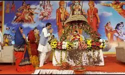 मोती महल लान में श्रीराम कथा का तीसरा दिवस- धर्मसम्राट स्वामी करपात्री जी महाराज के नाम पर बने द्वारों ने सबका ध्यान खींचा मोती महल लान में श्रीराम कथा का तीसरा दिवस- धर्मसम्राट स्वामी करपात्री जी महाराज के नाम पर बने द्वारों ने सबका ध्यान खींचा