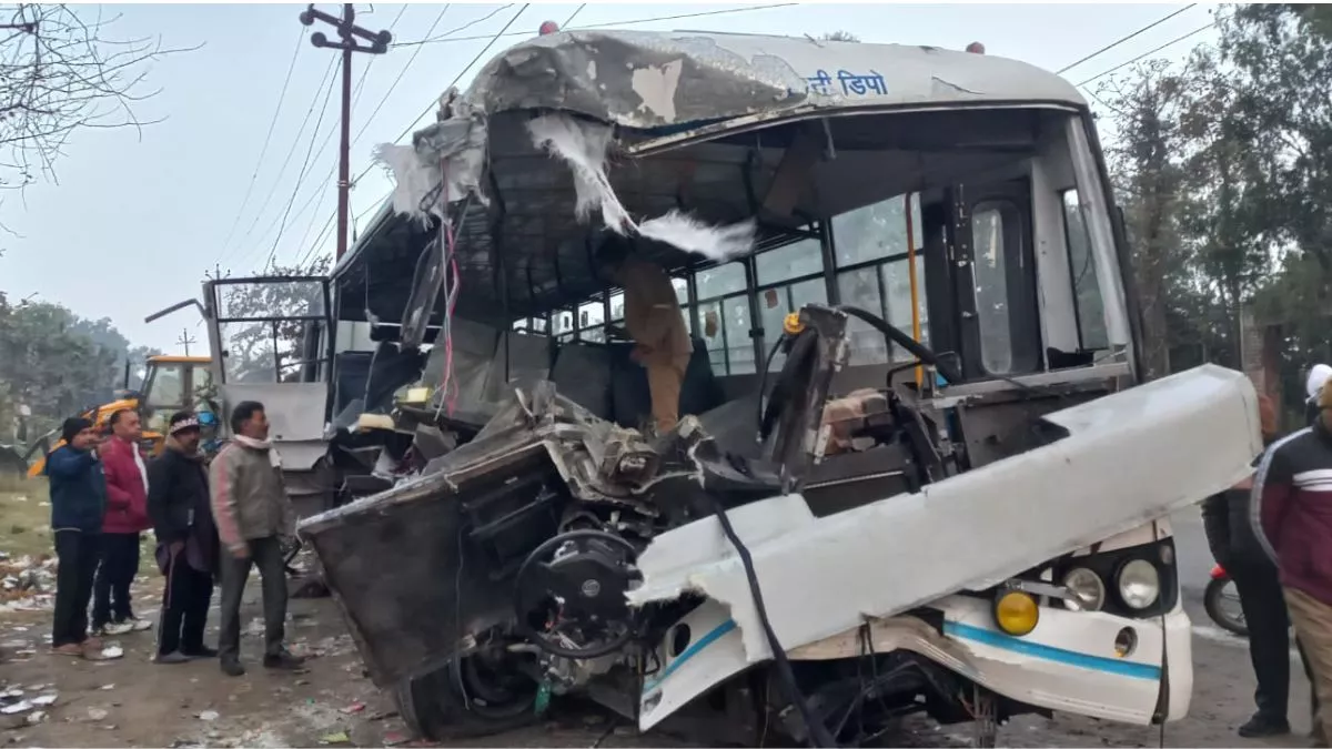 रामपुर में बस और ट्रैक्टर-ट्रॉली की जोरदार टक्कर, ड्राइवर की मौत, 10 घायल रामपुर में बस और ट्रैक्टर-ट्रॉली की जोरदार टक्कर, ड्राइवर की मौत, 10 घायल