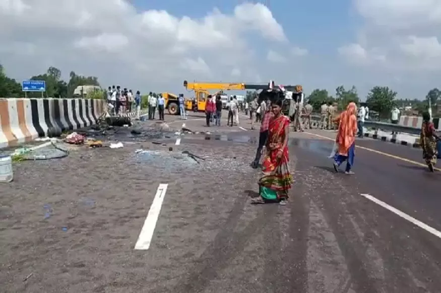 उन्नाव : आगरा-लखनऊ एक्सप्रेस-वे पर डिवाइडर से टकराकर पलटा लोडर, 18 घायल उन्नाव : आगरा-लखनऊ एक्सप्रेस-वे पर डिवाइडर से टकराकर पलटा लोडर, 18 घायल