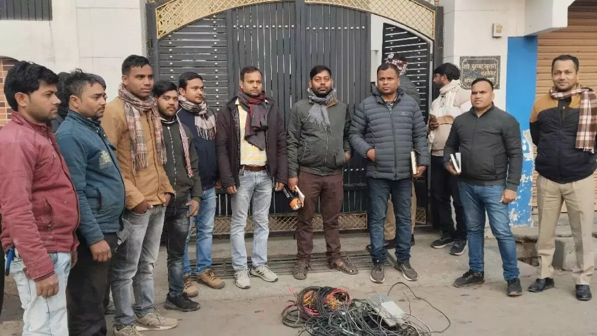 मोहल्ला कुरेशियान और जारई गेट में जब पहुंची बिजली विभाग की टीम, तो मच गई खलबली; संभल के 11 घरों में पकड़ी चोरी मोहल्ला कुरेशियान और जारई गेट में जब पहुंची बिजली विभाग की टीम, तो मच गई खलबली; संभल के 11 घरों में पकड़ी चोरी