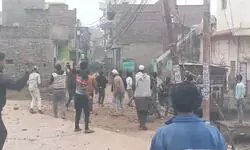 मथुरा में मचा कोहराम, एक ही समुदाय के 2 दर्जन से ज्यादा लोग आपस में भिड़े, जमकर पत्थरबाजी हुई