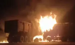 हमीरपुर में पेट्रोल पंप के सामने हुई दो ट्रकों में भीषण टक्कर