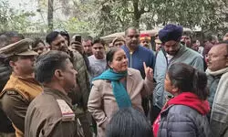 लखनऊ : बांग्लादेशी अवैध रूप से कर रहे कारोबार, हटाने गई नगर निगम की टीम से मारपीट; महापौर बोलीं- होगी कार्रवाई लखनऊ : बांग्लादेशी अवैध रूप से कर रहे कारोबार, हटाने गई नगर निगम की टीम से मारपीट; महापौर बोलीं- होगी कार्रवाई