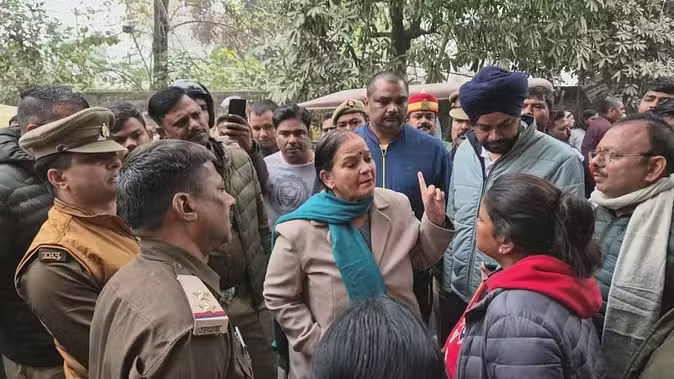 लखनऊ : बांग्लादेशी अवैध रूप से कर रहे कारोबार, हटाने गई नगर निगम की टीम से मारपीट; महापौर बोलीं- होगी कार्रवाई लखनऊ : बांग्लादेशी अवैध रूप से कर रहे कारोबार, हटाने गई नगर निगम की टीम से मारपीट; महापौर बोलीं- होगी कार्रवाई