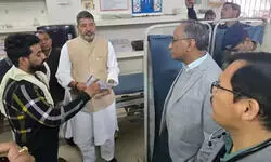 चंदाैली। डाॅक्टर ने मेरी पर्ची फाड़ दी..., DRM और CMS के सामने युवक ने सांसद से की शिकायत; अस्पताल की खुली पोल