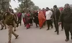 गाजीपुर में किन्नरों का नग्न प्रदर्शन, साथी की हत्या पर भड़के, ईंट लेकर लोगों को दाैड़ाया