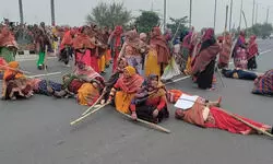 आगरा : इनर रिंग रोड पर किसानों का धरना जारी, मार्ग पर लेट गईं महिलाएं...लगा दिया जाम; मौके पर पुलिस तैनात