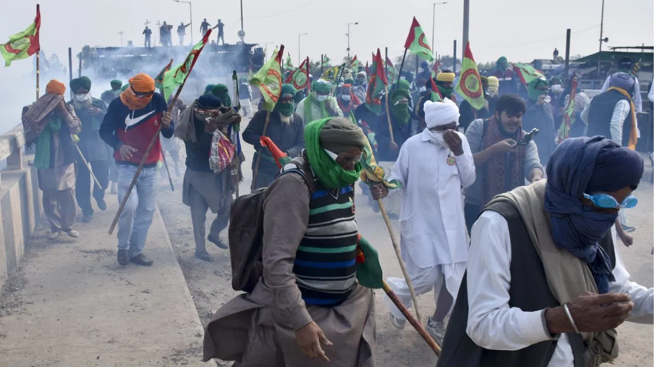 सड़कें जाम, रेलवे ट्रैक पर प्रदर्शनकारी… पंजाब में किसान आंदोलन का दिखा असर सड़कें जाम, रेलवे ट्रैक पर प्रदर्शनकारी… पंजाब में किसान आंदोलन का दिखा असर