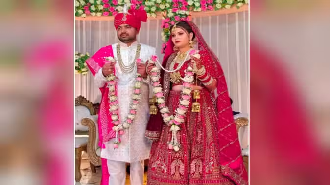 सहारनपुर - पीसीएस अधिकारी भानू प्रताप सिंह ने शादी में दहेज के ताैर पर मिली मोटी रकम ठुकराकर शगुन में केवल एक रुपया और नारियल लिया। सहारनपुर - पीसीएस अधिकारी भानू प्रताप सिंह ने शादी में दहेज के ताैर पर मिली मोटी रकम ठुकराकर शगुन में केवल एक रुपया और नारियल लिया।
