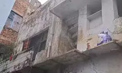 рд╡рд╛рд░рд╛рдгрд╕реА : рдШрд░ рдХреЗ рдмрд╛рд╣рд░ рдЭрдЧрдбрд╝рд╛ рджреЗрдЦрдиреЗ рдХреЗ рд▓рд┐рдП рджреМрдбрд╝реА рдпреБрд╡рддреА, рдЕрдЪрд╛рдирдХ рдЬрд░реНрдЬрд░ рдордХрд╛рди рдХрд╛ рдмрд╛рд░рдЬрд╛ рдЧрд┐рд░рдиреЗ рд╕реЗ рд╣реБрдИ рдореМрдд рд╡рд╛рд░рд╛рдгрд╕реА : рдШрд░ рдХреЗ рдмрд╛рд╣рд░ рдЭрдЧрдбрд╝рд╛ рджреЗрдЦрдиреЗ рдХреЗ рд▓рд┐рдП рджреМрдбрд╝реА рдпреБрд╡рддреА, рдЕрдЪрд╛рдирдХ рдЬрд░реНрдЬрд░ рдордХрд╛рди рдХрд╛ рдмрд╛рд░рдЬрд╛ рдЧрд┐рд░рдиреЗ рд╕реЗ рд╣реБрдИ рдореМрдд