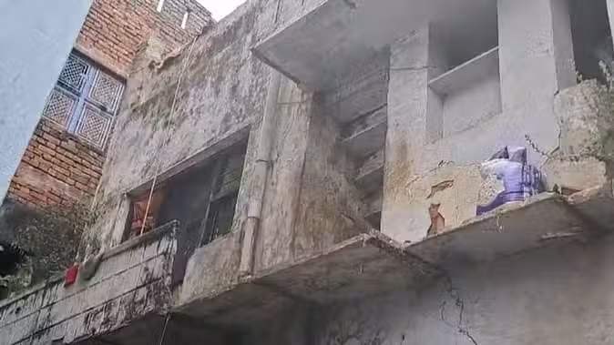 वाराणसी : घर के बाहर झगड़ा देखने के लिए दौड़ी युवती, अचानक जर्जर मकान का बारजा गिरने से हुई मौत वाराणसी : घर के बाहर झगड़ा देखने के लिए दौड़ी युवती, अचानक जर्जर मकान का बारजा गिरने से हुई मौत