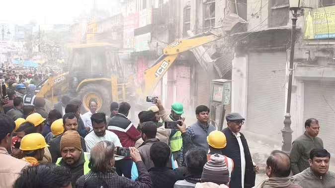 वाराणसी : गोदौलिया पर रोपवे के लिए आठ दुकानों पर गरजा वीडीए का बुलडोजर वाराणसी : गोदौलिया पर रोपवे के लिए आठ दुकानों पर गरजा वीडीए का बुलडोजर