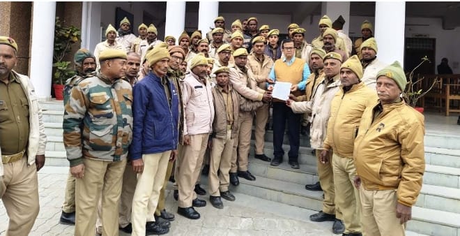 पीआरडी जवानों ने किया प्रदर्शन सौंपा ज्ञापन पीआरडी जवानों ने किया प्रदर्शन सौंपा ज्ञापन