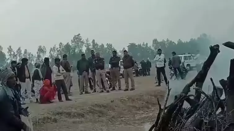 बाराबंकी में धरने पर बैठे बुजुर्ग की मौत, परिजन बोले- प्रशासन ने बिना पोस्टमार्टम कराया अंतिम संस्कार बाराबंकी में धरने पर बैठे बुजुर्ग की मौत, परिजन बोले- प्रशासन ने बिना पोस्टमार्टम कराया अंतिम संस्कार