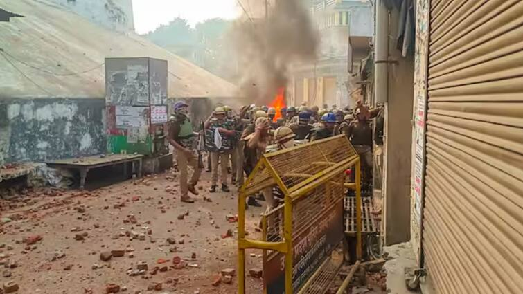 महाराष्ट्र के जलगांव में बवाल, दो गुटों के बीच पथराव, मंत्री के परिवार को ले जा रही गाड़ी के हॉर्न बजाने पर हुआ विवाद महाराष्ट्र के जलगांव में बवाल, दो गुटों के बीच पथराव, मंत्री के परिवार को ले जा रही गाड़ी के हॉर्न बजाने पर हुआ विवाद