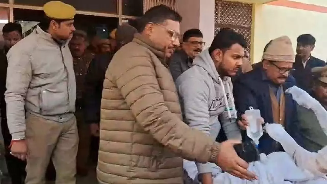 बदायूं में एसएसपी दफ्तर के सामने युवक ने खुद को लगाई आग, ससुराल, पुलिस और विधायक पर लगाए आरोप बदायूं में एसएसपी दफ्तर के सामने युवक ने खुद को लगाई आग, ससुराल, पुलिस और विधायक पर लगाए आरोप